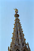 Bruxelles, Belgio - La Grand Place, l'Hotel de Ville (Stadhuis), dettaglio della guglia della torre con la statua dorata di San Michele e il diavolo. 